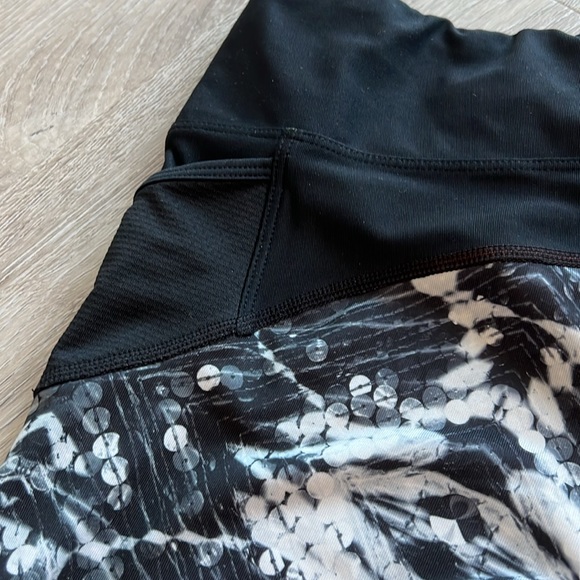 ASICS print graphic capri leggings in size small - Picture 5 of 5